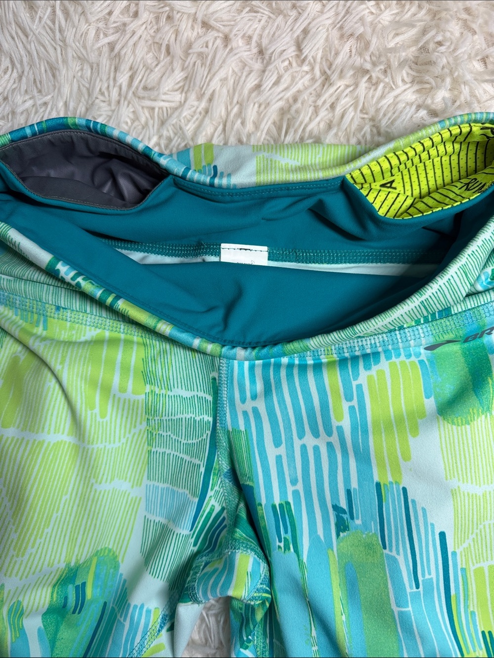 Brooks Women’s Size XS Green & Aqua Abstract Print Capri Leggings - Picture 6 of 7